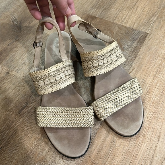 MUNRO | Women's Cream Straw Woven Heeled Sandals - Picture 1 of 7